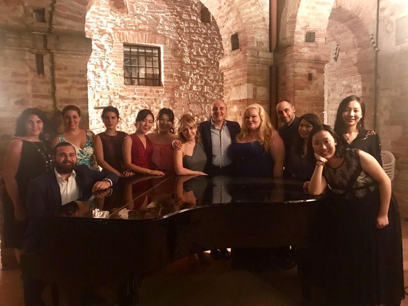 Gruppo Bottega Lirica al pianoforte