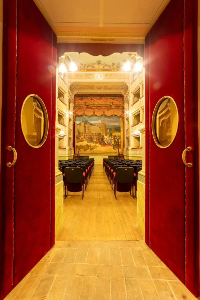 Le porte rosse dell’ingresso in platea
