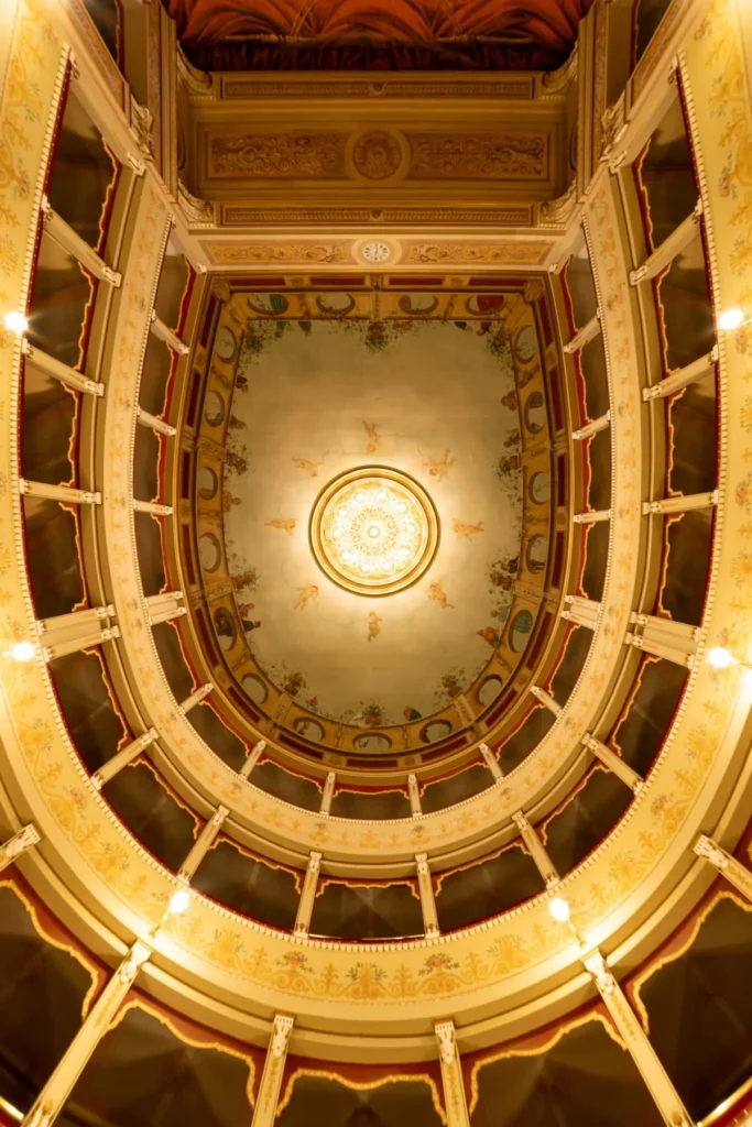 Il soffitto dipinto da Domenico Bruschi con il girotondo di putti