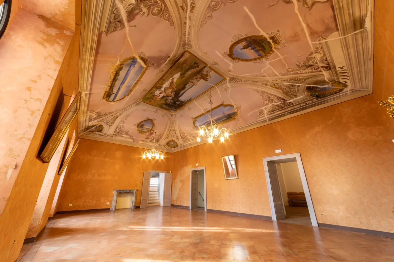 La sala affrescata con soffitto dipinto e lampadari