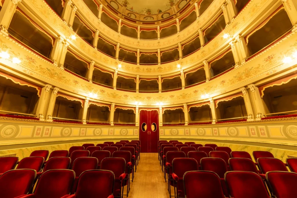 La platea con le poltrone rosse
