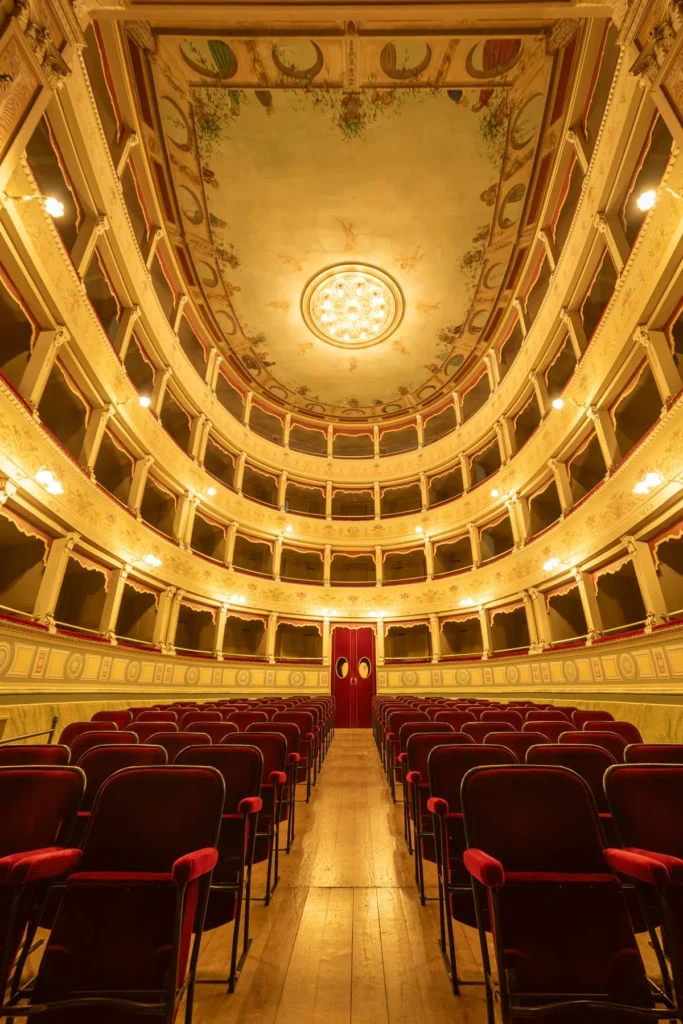 La sala vista dalla platea con il soffitto