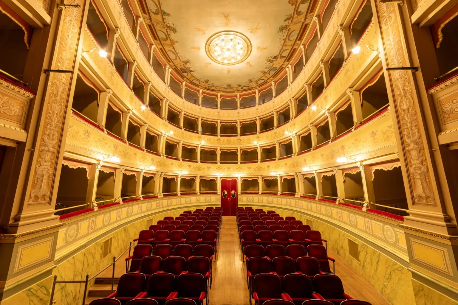 La sala del Teatro Sociale vista dal palcoscenico